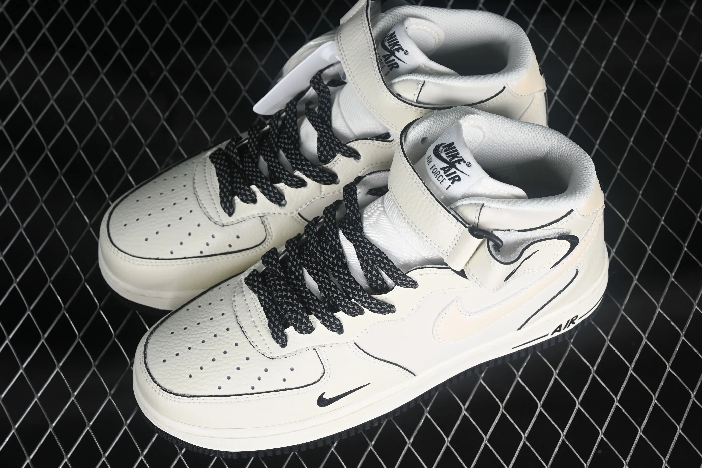 All categories Nk Air Force 1 Air Force series Nk Air Force 1 Mid Air Force mid-top Nk Air Force 1'07 Mid black pearlescent small hook Air Force One mid-top casual sneakers SG2356-807